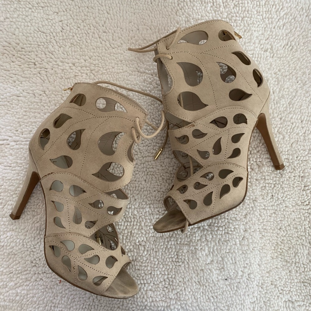 🚨FINAL SALE MUST GO🚨✨🤍BEAUTIFUL ANKLE HEELS🤍✨